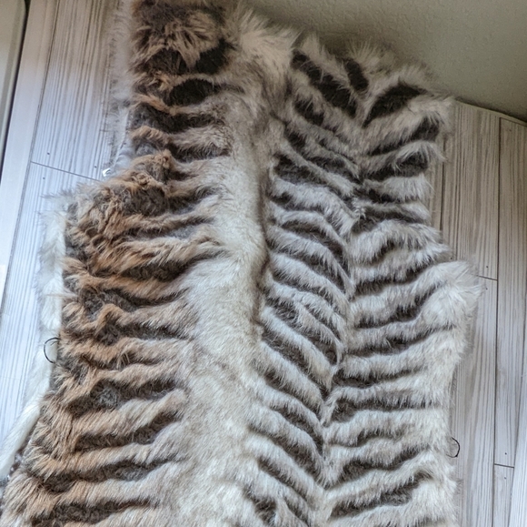 Daytrip Open Front Faux Fur Vest In Gray Black and White Size XS - Picture 12 of 15